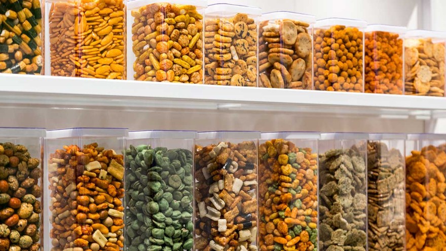 ISM is also the platform for savoury snack items. They are represented in numerous versions, for instance as crisps and extruded products, savoury biscuits, nuts and almonds, rice snacks or popcorn, the latter also in sweet versions.